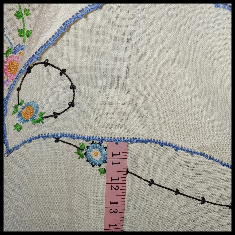 Vintage Embroidered Linen Table Cloth and Napkin Set
